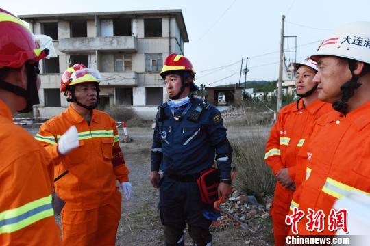 通過此次演練，進一步檢驗了部隊實戰能力，增強了官兵自信心?！菈鄢?攝